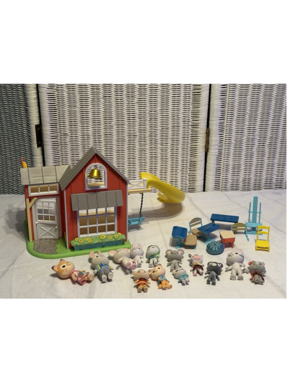 Honeybee Acres Sunshine Meadow School Playset + 13 Figures + Mixed Accessories
